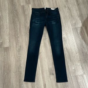 Rag & bone “skinny” jean in blue denim color size 28